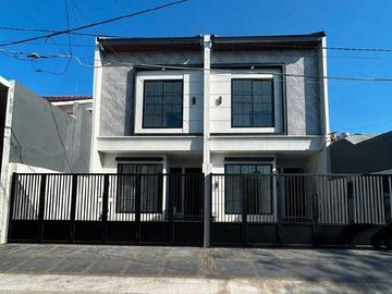 RUMAH BARU GRESS 2 UNIT WISMA MUKTI Model Modern Minimalist Row Jalan 3 Mobil