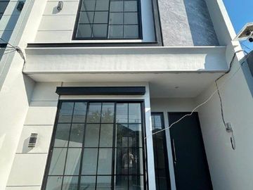 RUMAH BARU GRESS 2 UNIT WISMA MUKTI Model Modern Minimalist Row Jalan 3 Mobil