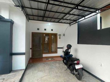 Disewakan rumah di Kota Bekasi, Perum Duta Bumi
Nempel Harapan Indah

Lt : 90m2
Lb : 70m2
3 Kamar Tidur
1 Kamar Mandi
1 Carport + canopy
Listrik 1300VA
Bebas banjir
Jalan muat 3 mobil
One gate system

Banyak makanan enak disekitaran komplek
Close to grand lucky, superindo, azko, courts, XXI, dan lapangan padel

Harga 35 jt