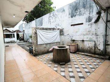 Rumah di Kedung Cowek Hadap Selatan Listrik 2200 Watt Sumur Air Bersih