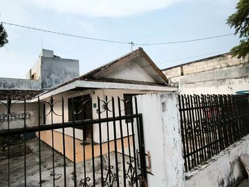 Rumah di Kedung Cowek Hadap Selatan Listrik 2200 Watt Sumur Air Bersih