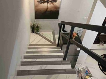 Rumah Full Furnished 3 Lantai di Aryawangsa Residence Dekat Tol & Stasiun KRL