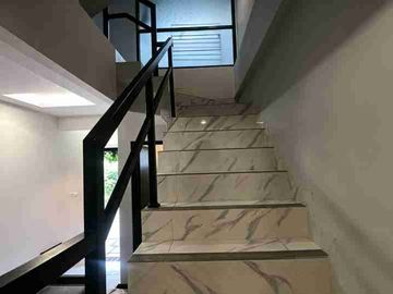 Rumah Full Furnished 3 Lantai di Aryawangsa Residence Dekat Tol & Stasiun KRL