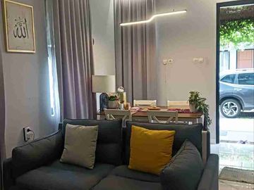 Rumah Full Furnished 3 Lantai di Aryawangsa Residence Dekat Tol & Stasiun KRL