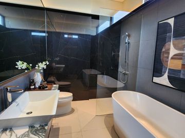 Di Jantung Summarecon Serpong Ardea, Rumah Bergaya Tropis Modern