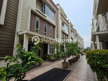 DIJUAL RUMAH 4 TINGKAT KOMPLEK VOLLA MAKMUR GARDEN JALAN AMIR HAMZAH - MEDAN BARAT (hendy)