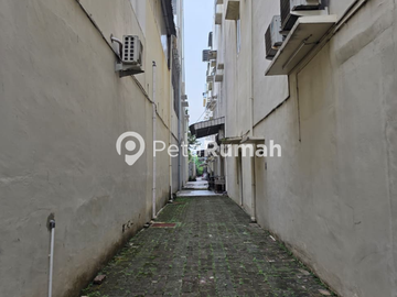 DIJUAL RUMAH 4 TINGKAT KOMPLEK VOLLA MAKMUR GARDEN JALAN AMIR HAMZAH - MEDAN BARAT (hendy)