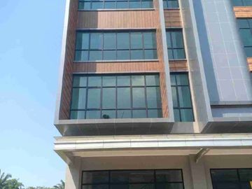 Disewakan Ruko Premium Hadap Jalan Boulevard Summarecon Bekasi.