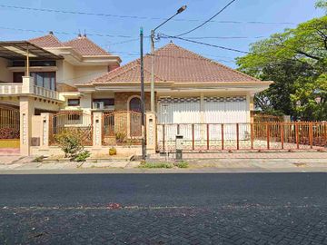rumah mewah jalan kembar danau kerinci sawojajar sangat kokoh kusen kayu jati glondongan. bagus buat hunian atau usaha