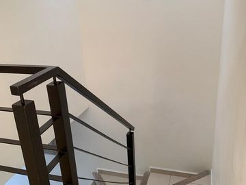 RENTO CASA EN FRACCIONAMINETO PORTON CAÑADA A DOS MINUTOS DEL CENTRO DE NEGOCIOS PUERTA BAJIO