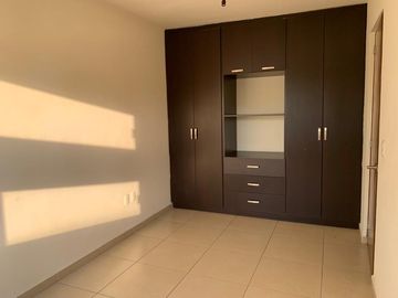 RENTO CASA EN FRACCIONAMINETO PORTON CAÑADA A DOS MINUTOS DEL CENTRO DE NEGOCIOS PUERTA BAJIO