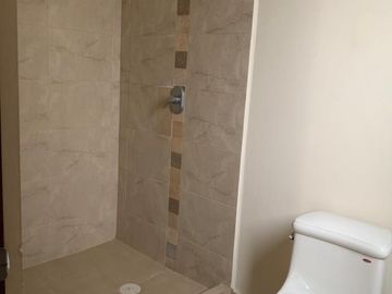 RENTO CASA EN FRACCIONAMINETO PORTON CAÑADA A DOS MINUTOS DEL CENTRO DE NEGOCIOS PUERTA BAJIO