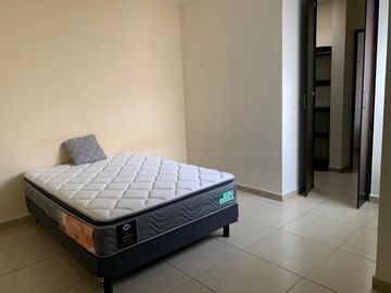 RENTO CASA EN FRACCIONAMINETO PORTON CAÑADA A DOS MINUTOS DEL CENTRO DE NEGOCIOS PUERTA BAJIO