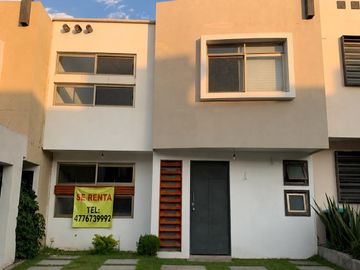RENTO CASA EN FRACCIONAMINETO PORTON CAÑADA A DOS MINUTOS DEL CENTRO DE NEGOCIOS PUERTA BAJIO