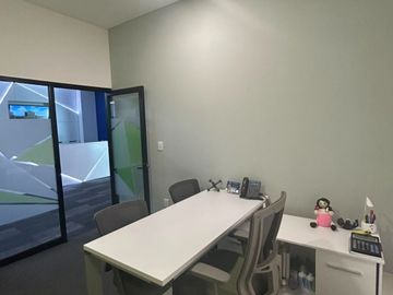 OFICINA EQUIPADA EN RENTA EN LEON, GUANAJUATO EDIFICIO PUERTA BAJIO - SERVICIOS INCLUIDOS