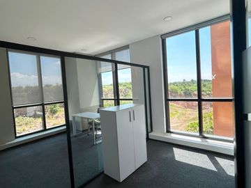 OFICINA EQUIPADA EN RENTA EN LEON, GUANAJUATO EDIFICIO PUERTA BAJIO - SERVICIOS INCLUIDOS