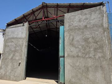 SE RENTA BODEGA AMPLIA MUY CERCA DE AVENIDA SIMBOLOS PATRIOS
