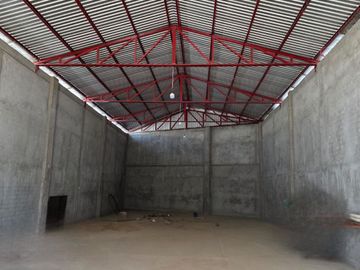 SE RENTA BODEGA AMPLIA MUY CERCA DE AVENIDA SIMBOLOS PATRIOS