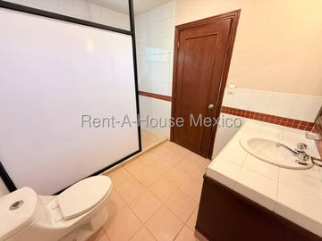 Casa en renta con 4 Hab, 3 Baños en Loma Dorada, Queretaro, Mexico.