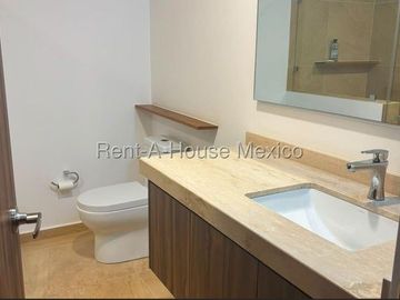 Rento casa en dsitrito sophia cerca de antea 3 recamaras 4 baños 2 autos y amplio jardin