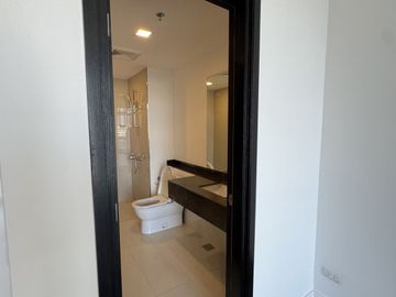 For Lease! 2 Bedroom + 2.5 Toilet & Bath at West Gallery Place, Taguig City - BGC