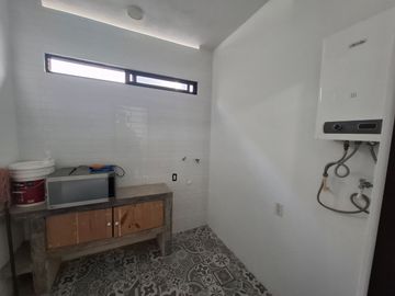 SE RENTA CASA EN CANCUN RESIDENCIAL MADEROS 3 REC 2.5 BAÑOS ALBERCA, GIMNASIO, SEGURIDAD