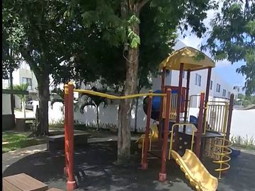 SE RENTA CASA EN CANCUN RESIDENCIAL MADEROS 3 REC 2.5 BAÑOS ALBERCA, GIMNASIO, SEGURIDAD