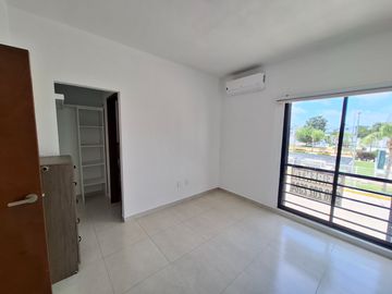 SE RENTA CASA EN CANCUN RESIDENCIAL MADEROS 3 REC 2.5 BAÑOS ALBERCA, GIMNASIO, SEGURIDAD