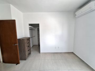 SE RENTA CASA EN CANCUN RESIDENCIAL MADEROS 3 REC 2.5 BAÑOS ALBERCA, GIMNASIO, SEGURIDAD