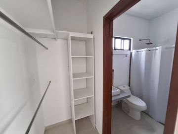 SE RENTA CASA EN CANCUN RESIDENCIAL MADEROS 3 REC 2.5 BAÑOS ALBERCA, GIMNASIO, SEGURIDAD