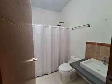 SE RENTA CASA EN CANCUN RESIDENCIAL MADEROS 3 REC 2.5 BAÑOS ALBERCA, GIMNASIO, SEGURIDAD