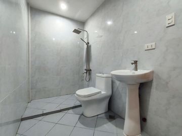 19M- 4 STOREY TOWNHOUSE w/ 3 BEDROOMS PLUS BUILT IN CLOSET, FOR SALE IN CULIAT QUEZON CITY