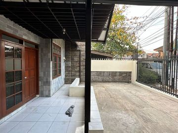 Sewa Rumah Luas Pinggir Jalan Antapani Raya dekat Gasmin Jalan Ramai Potensial Bisnis