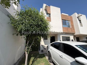 VENTA CASA RINCONES DEL MARQUES, TERRENO EXCEDENTE, 3 RECAMARAS 3 BAÑOS.