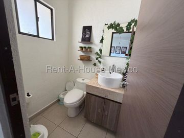 VENTA CASA RINCONES DEL MARQUES, TERRENO EXCEDENTE, 3 RECAMARAS 3 BAÑOS.