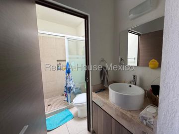 VENTA CASA RINCONES DEL MARQUES, TERRENO EXCEDENTE, 3 RECAMARAS 3 BAÑOS.