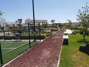 VENTA CASA RINCONES DEL MARQUES, TERRENO EXCEDENTE, 3 RECAMARAS 3 BAÑOS.