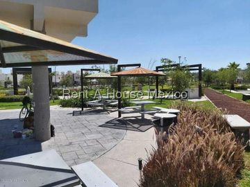VENTA CASA RINCONES DEL MARQUES, TERRENO EXCEDENTE, 3 RECAMARAS 3 BAÑOS.