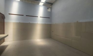 Disewakan Gedung baru 3 lantai di Jl Raya Kendangsari