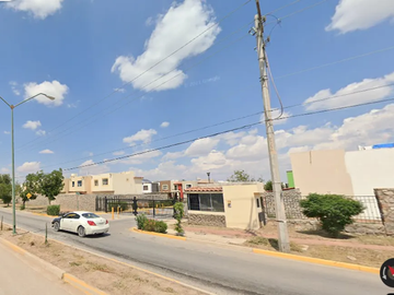 Casa ubicada en Colonia Parcela Ejido Jesús Carranza. Con 2 recamaras con 169m2. A unos minutos de Plaza Senderos.