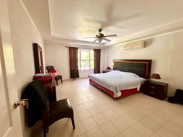 RENTA CASA AMUEBLADA EN EL CLUB DE GOLF LA CEIBA. UN PISO.