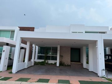 VENTA DE CASA EN GRAN JARDIN EN PRIVADA