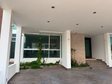 VENTA DE CASA EN GRAN JARDIN EN PRIVADA