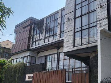 TERMURAH DIJUAL RUMAH 2,5 LANTAI HOOK SEMI FURNISH DALAM KOMPLEK GEGERKALONG BANDUNG