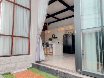 TERMURAH DIJUAL RUMAH 2,5 LANTAI HOOK SEMI FURNISH DALAM KOMPLEK GEGERKALONG BANDUNG