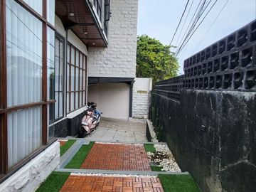 TERMURAH DIJUAL RUMAH 2,5 LANTAI HOOK SEMI FURNISH DALAM KOMPLEK GEGERKALONG BANDUNG