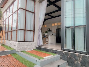 TERMURAH DIJUAL RUMAH 2,5 LANTAI HOOK SEMI FURNISH DALAM KOMPLEK GEGERKALONG BANDUNG