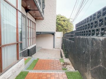 TERMURAH DIJUAL RUMAH 2,5 LANTAI HOOK SEMI FURNISH DALAM KOMPLEK GEGERKALONG BANDUNG