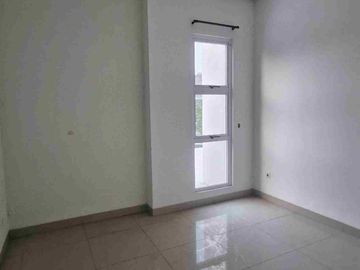 Dijual Rumah 2 Lantai dengan Luas 250m², posisi dekat Club House di Green Lake City