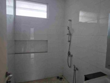 Dijual Rumah 2 Lantai dengan Luas 250m², posisi dekat Club House di Green Lake City